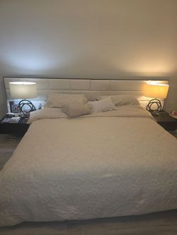 King size Dorado Furniture color Brown  con lámparas incluidas