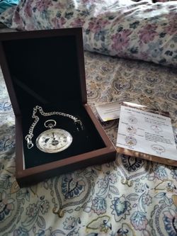 Vintage Style Mechanical Pocket Watch for Men with Chain, Hand-Wind, Silver
Sun and moon day/night display, 24-hour subdial, separate seconds dial, Ro