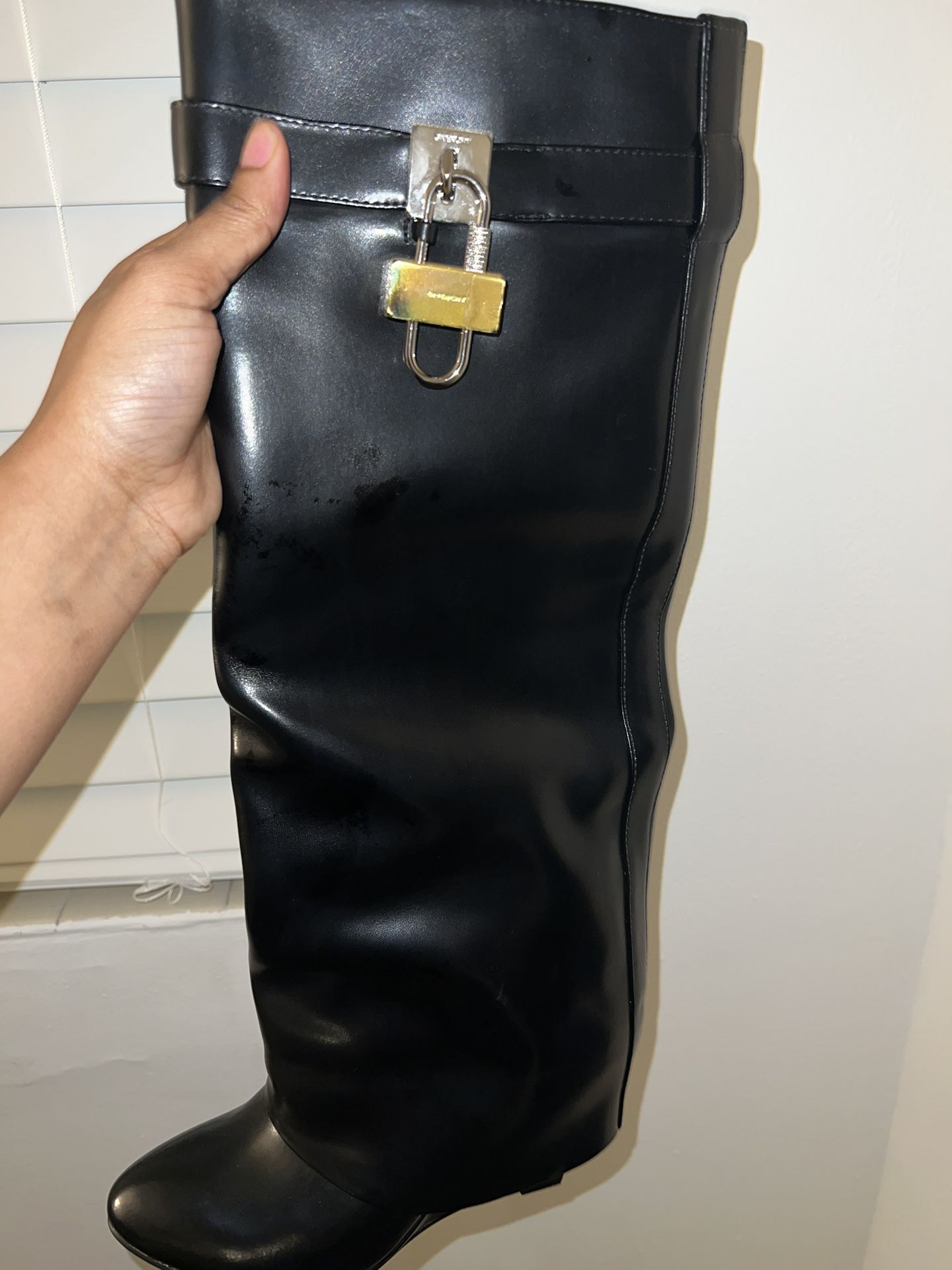 GIVENCHY SHARK LOCK BOOTS SIZE 39 for Sale in Philadelphia, PA - OfferUp