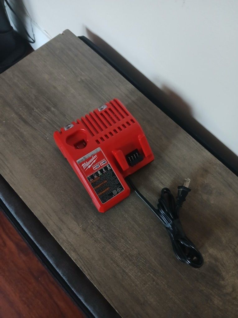 Cargador Milwaukee