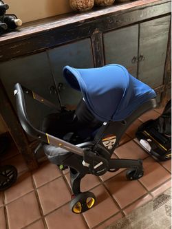 Doona - Deep Blue with base, infant inserts, and seat protector