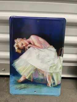 (NEW) Small Marilyn Monroe metal decor
