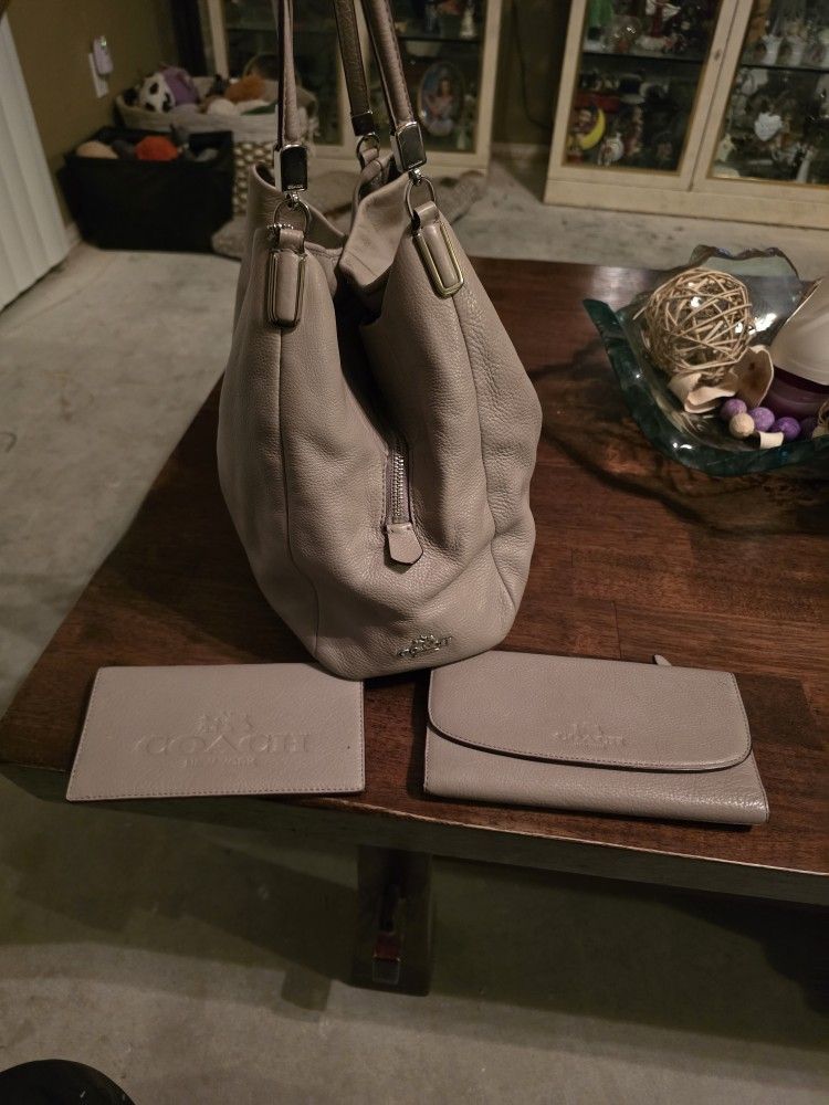 Coach New York Tote With Check Book And Wallet 