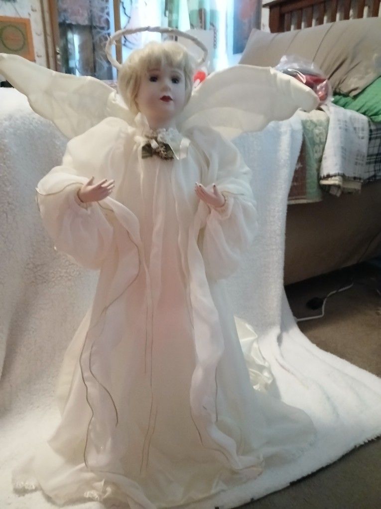 32" Animated Angel