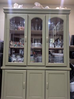 FREE GREEN DISPLAY CABINETE