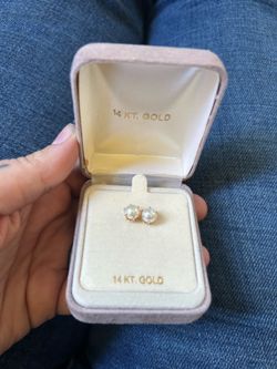 Pair of vintage 14k gold pearl stud earings