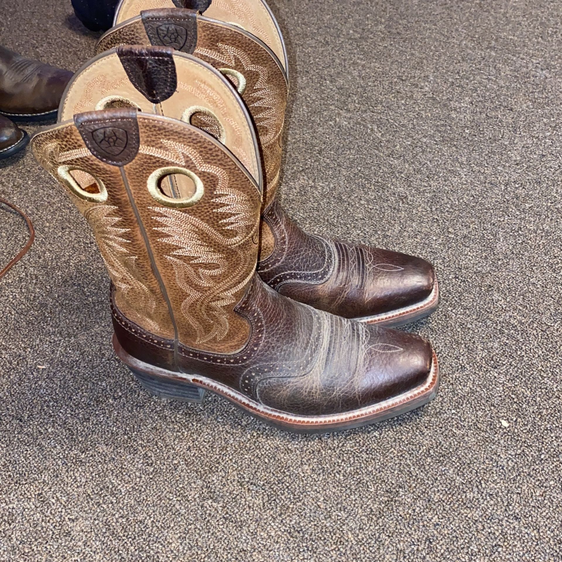 Ariat sqaure toe boots 