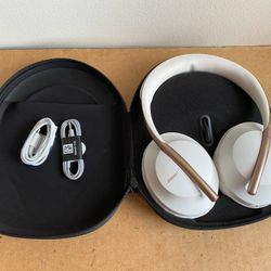 Bose Headphones 700 Wireless Noise Canceling/Charging Case