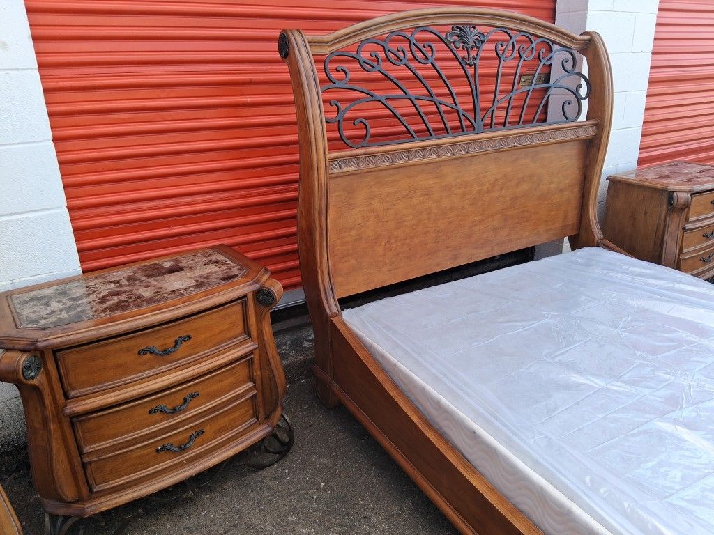 Qun Sz Bd St With Base Good Condition