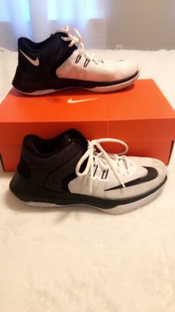 Women's Nike air versitile ll size 8