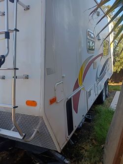 2005 RAGE'N   24 -ft    Toy hauler  with Only 186 hrs.  on Generator