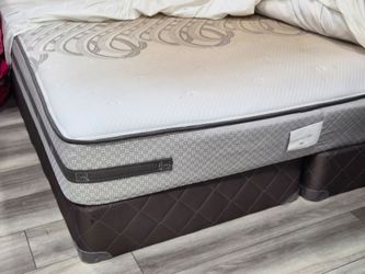 Beauty rest king size mattress and bed boxes