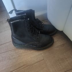 Doc Martens Leather Boots size 8 (39 EURO)