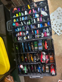 Hot wheels carrying case with 108 cars