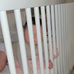 White baby crib 