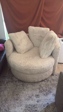 Large round fluffy spin chair