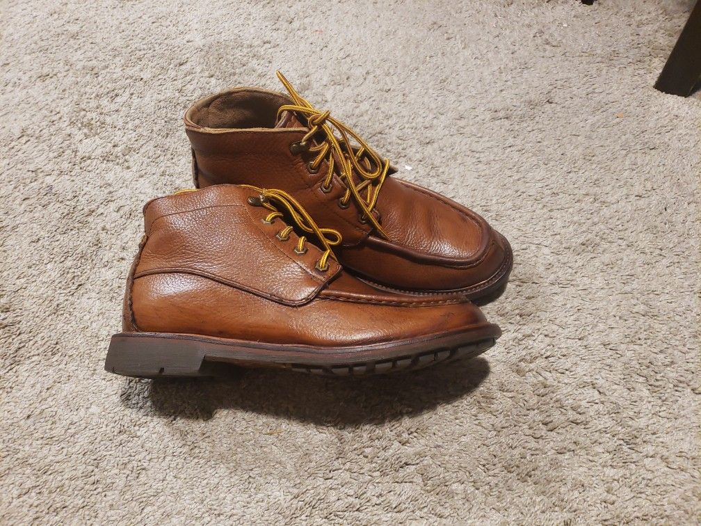 KOHALA boots , size 10 .