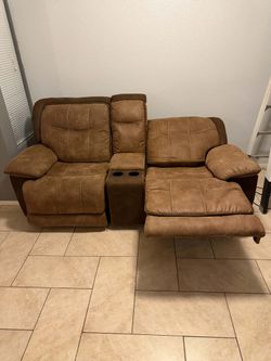 Sofa only 1 reclines