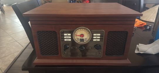 It includes a 3-speed turntable for vinyl, as well as a CD player, cassette player, and FM radio.