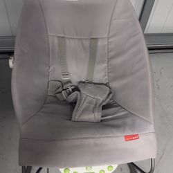 Selling Fisher-Price vibrating and musical baby seat 