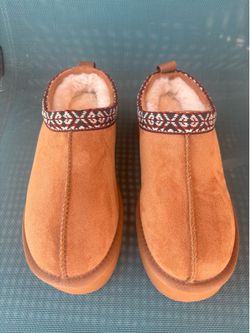 Soda Sz 6 Women’s Eagle Faux Fur Lined Platform Clog Slipper