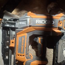 Rigid Ridgid R09892B 18V Brushless Cordless HYPERDRIVE 16-Gauge 2-1/2 in. Straight Finish Nailer and Drill