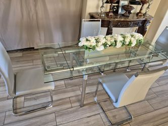 Beautiful Set Table W 4 chairs