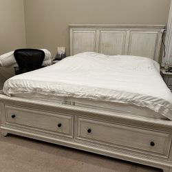 Living Spaces Kincaid King Panel Bed with Storage