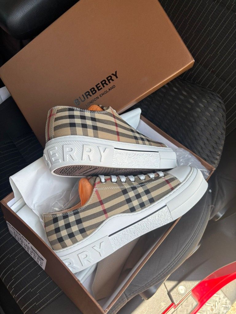Burberry Shoes 260