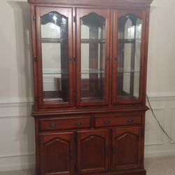 😍😍🥰 BEAUTIFUL CHINA CABINET AND TABLE DESK SET MATCHING SET BEAUTIFULLY CRAFTED🤩🤩 EXCELLENT CONDITION
