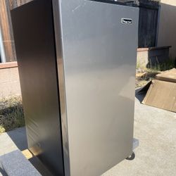 Magic Chef Mini Fridge 