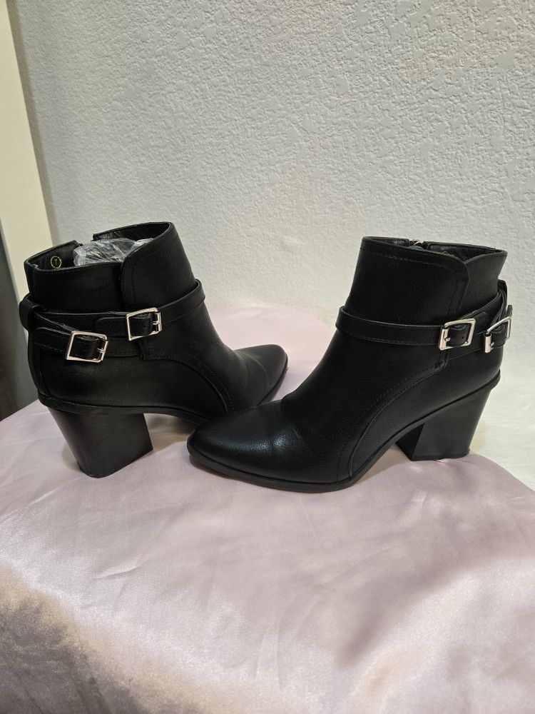 Women's black boots, size 7