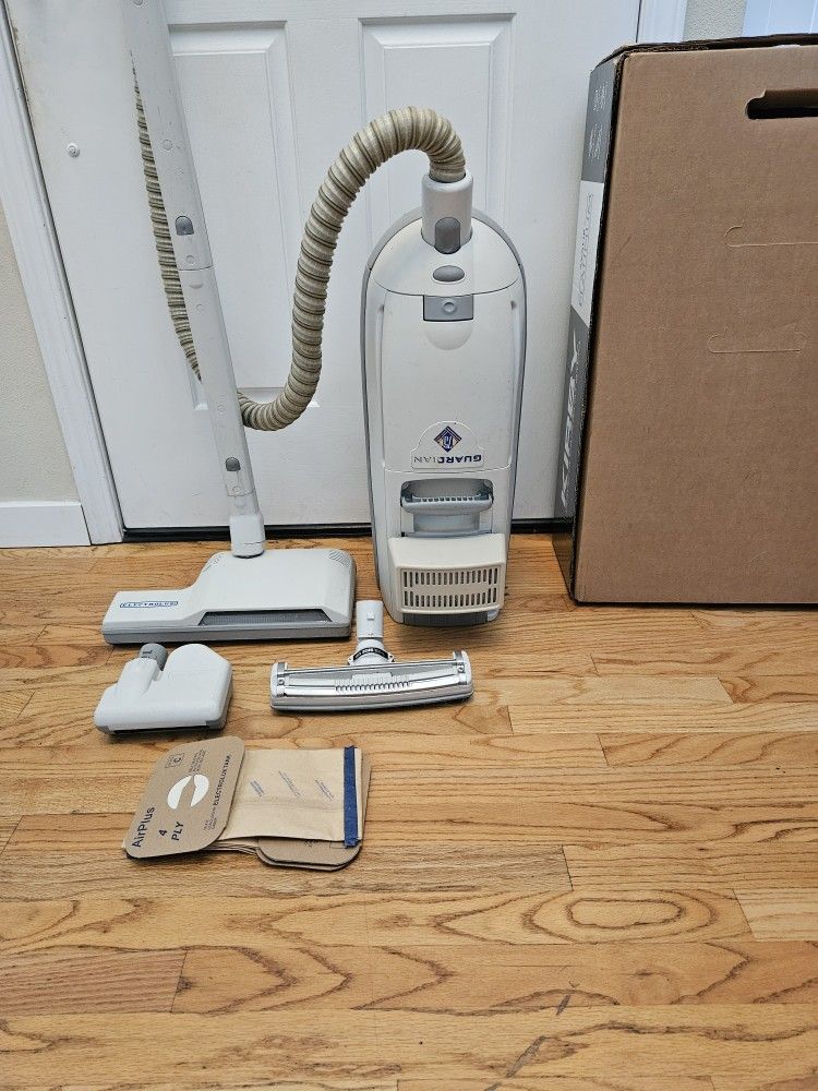 New Cond ELECTROLUX GARDIAN VACUUM, WITH ATTACHMENTS. , WORKS EXCELLENT , IN THE BOX