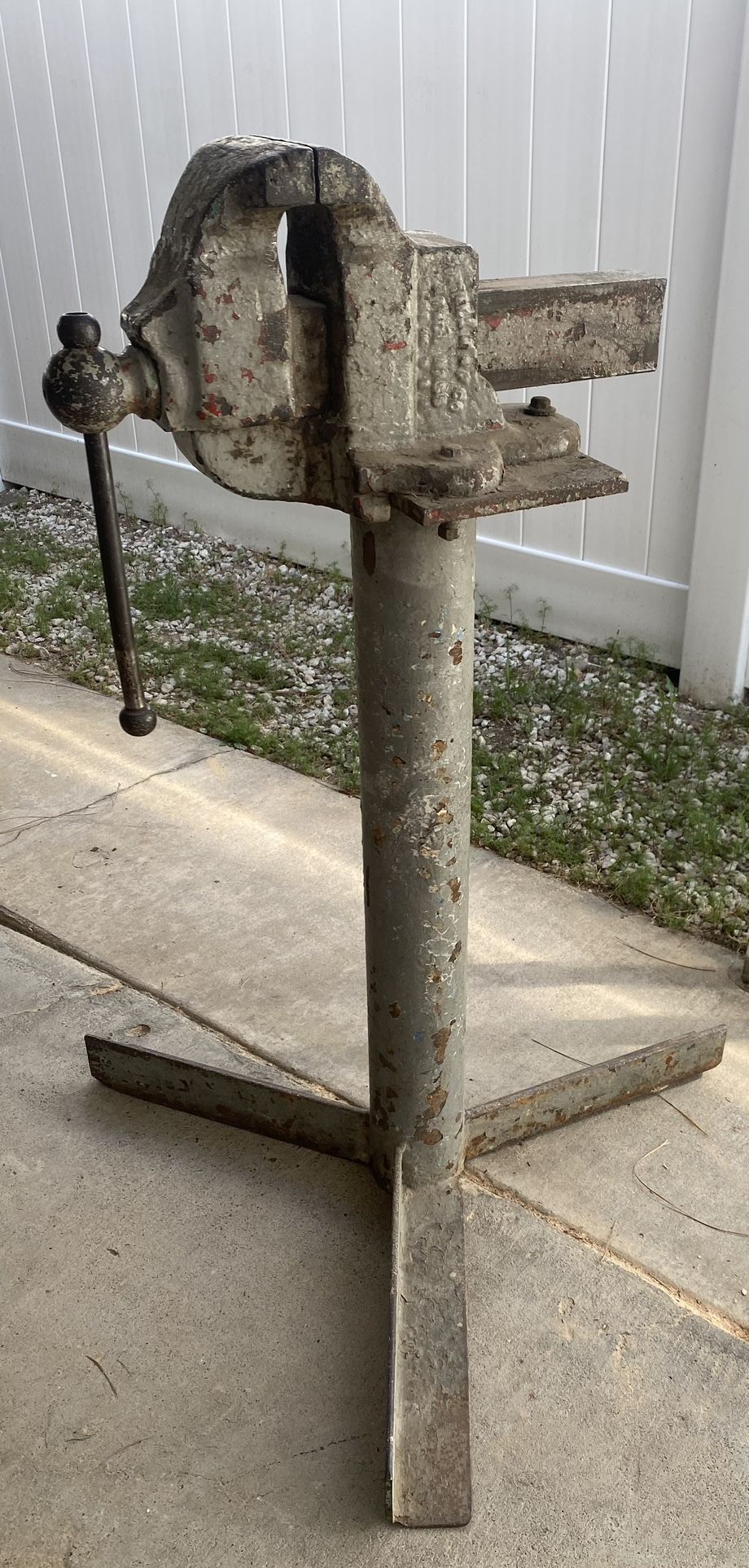 Athol Vise With Stand