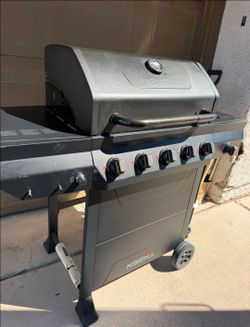 Propane gas BBQ GRILL NEW ASSAMBLED FROM THE BOX