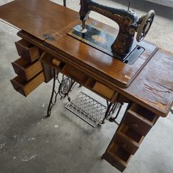 Antique Singer Sewing Machine 🧵🪡