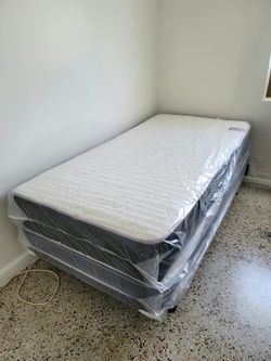 NEW Twin-Size MATTRESS and BOX SPRING. Bed frame not included👍