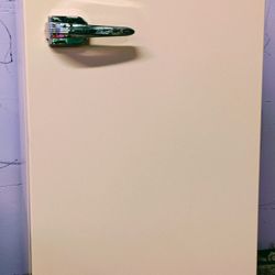 Frigidaire Vintage Style 3.2-cu ft Mini Fridge with Freezer ( Coral )
