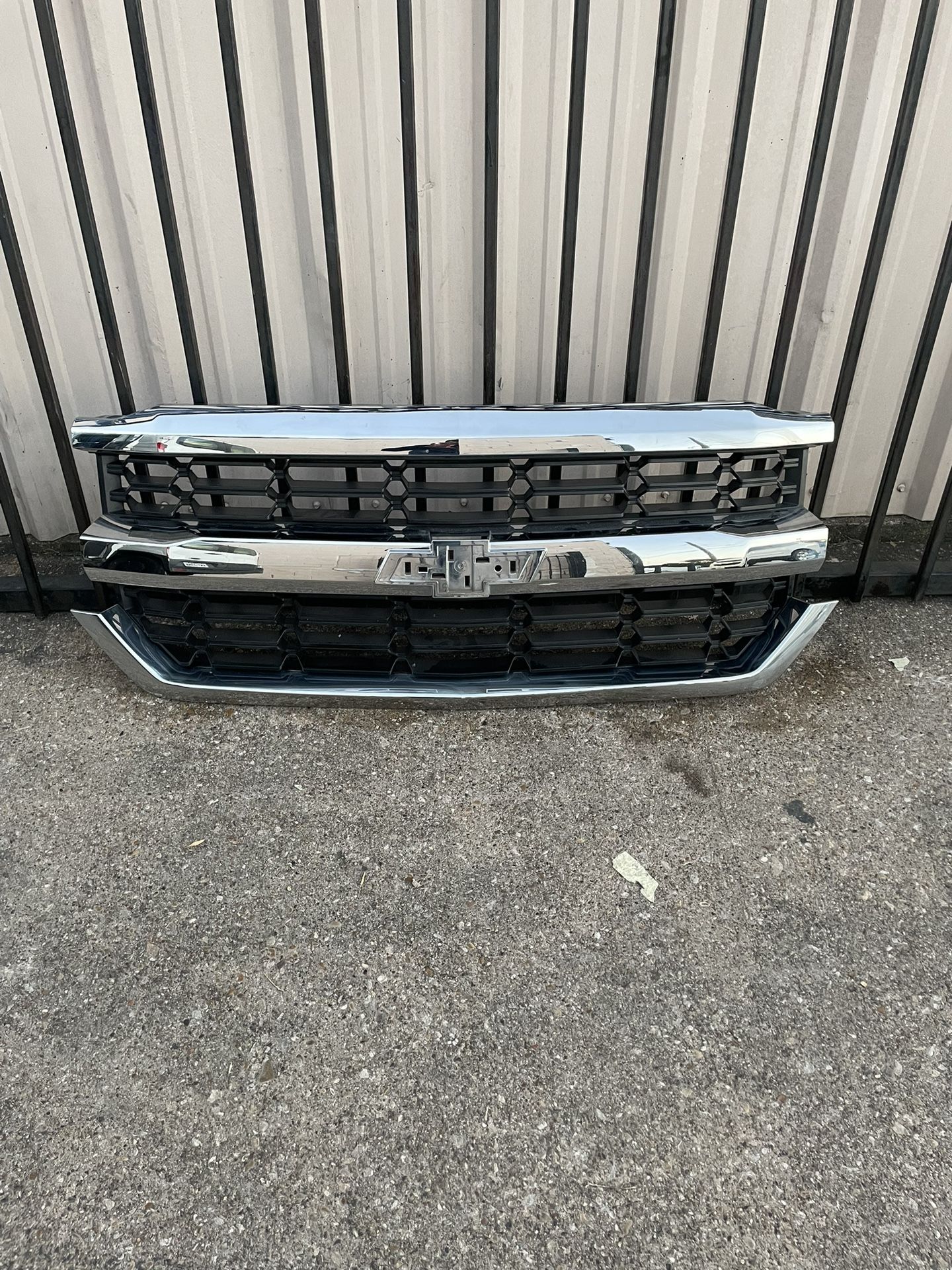 2016-2018 CHEVROLET SILVERADO GRILLE OEM