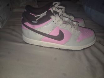 Nike dunk low pink rise new never used size 6.5 youth 80$$ obo