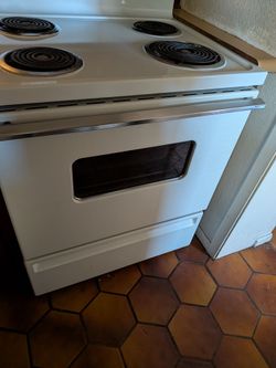 2 Electric oven 1 refrigerator for sale $ 400 all