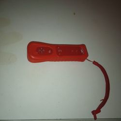 Este es un Wii Remote Plus de Nintendo, un controlador de movimiento para la consola Wii y Wii U. 