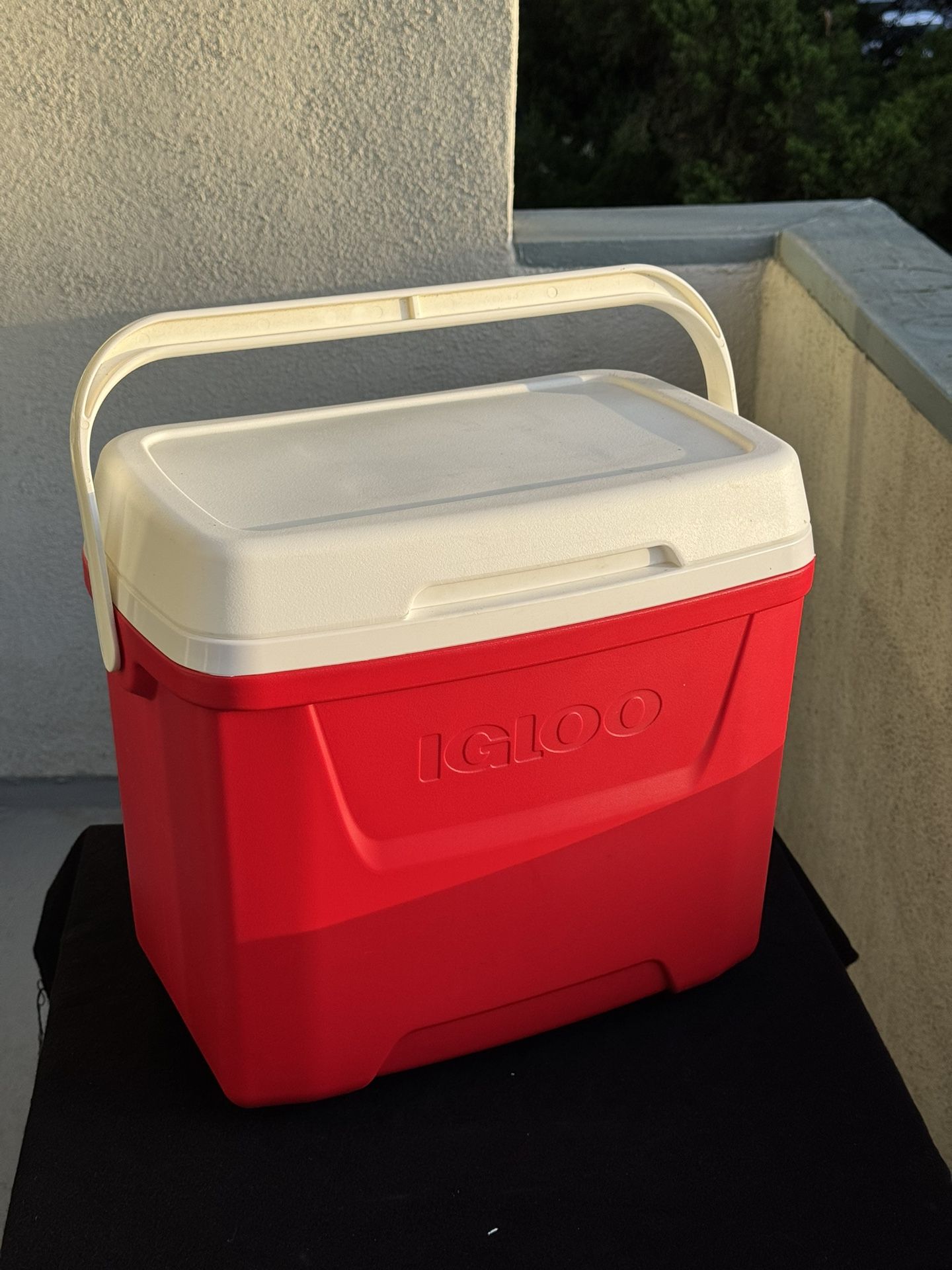 Igloo 28 QT Laguna Ice Chest Cooler Red
