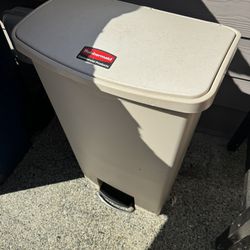 Rubbermaid Trash garbage Can 18 Gallons