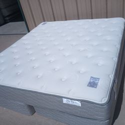 Serta King Plush Mattress And Box Spring 