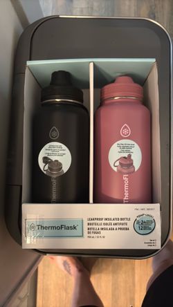 (2) hydro flasks