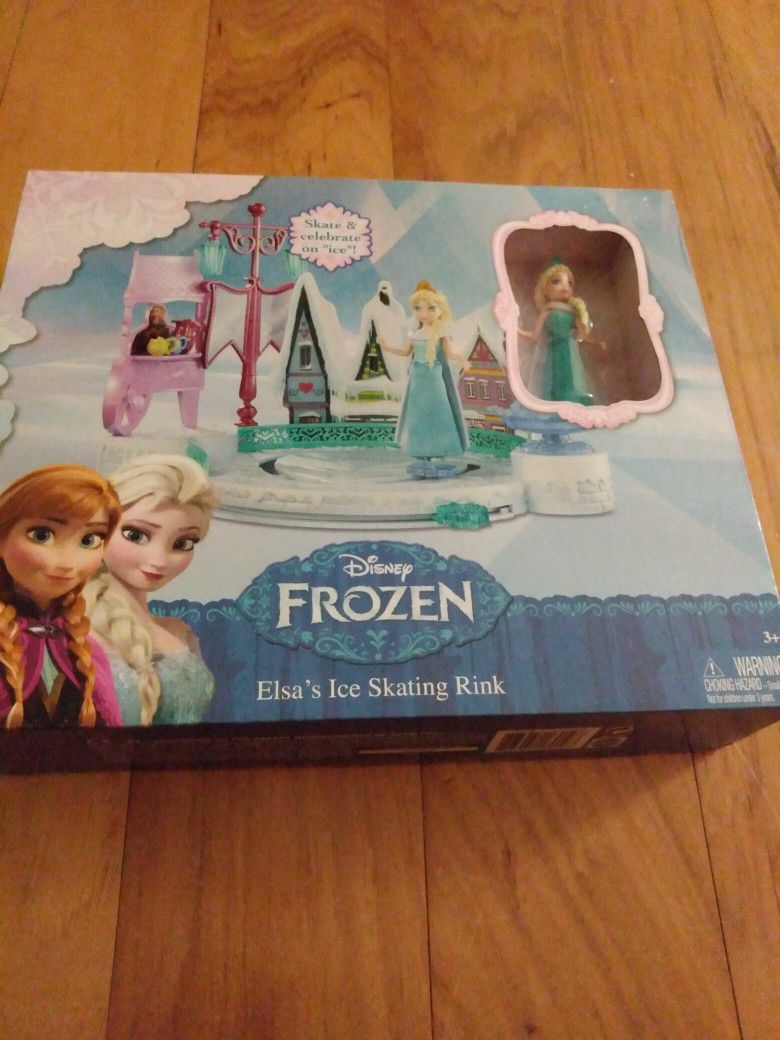 Disney Frozen Elsa's Ice Skating Rink 