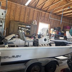 1995 Cajun 2100v  Center Console