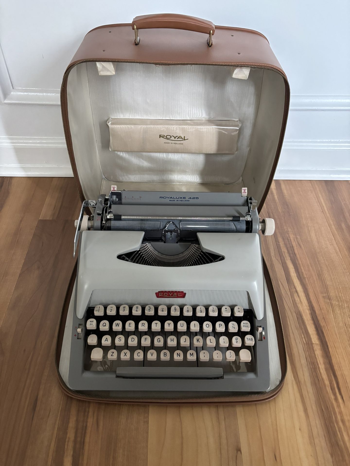 Royal Typewriter - Royaluxe 425 - Vintage From 1960s!!!!
