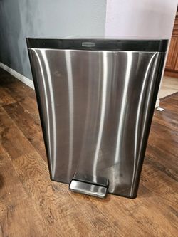 Rubbermaid Trash Can